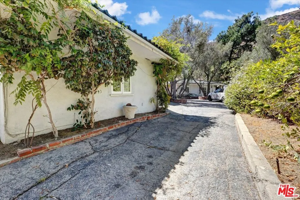 2200 Outpost Drive Los Angeles, CA 90068