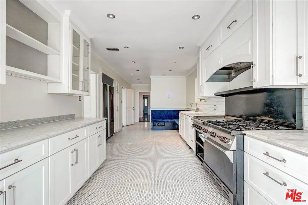 2200 Outpost Drive Los Angeles, CA 90068