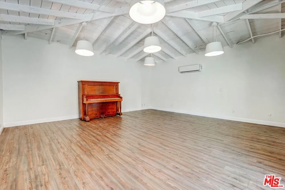 2200 Outpost Drive Los Angeles, CA 90068