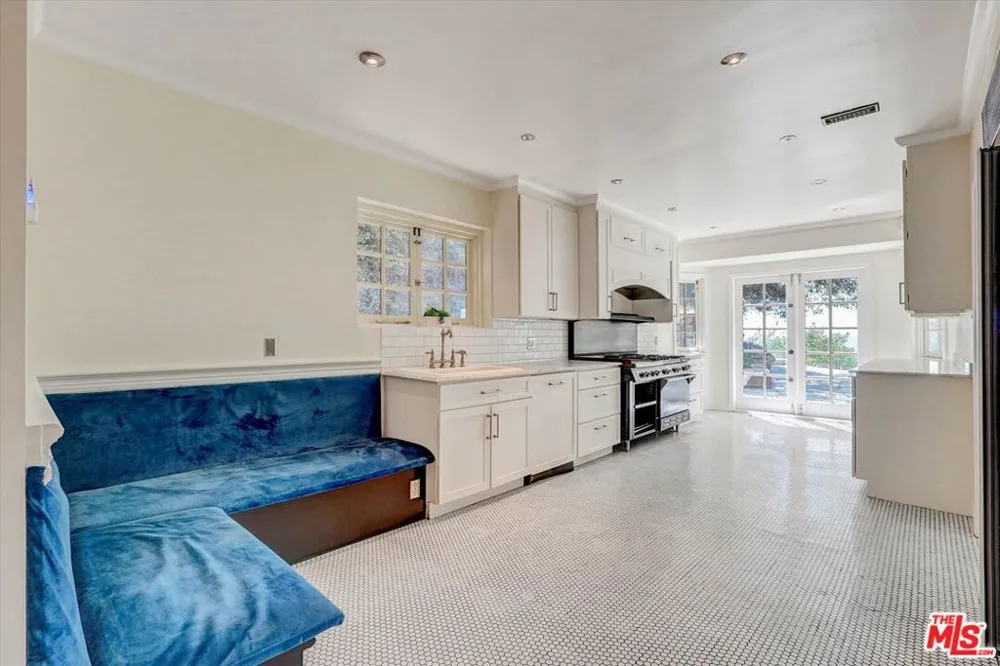 2200 Outpost Drive Los Angeles, CA 90068