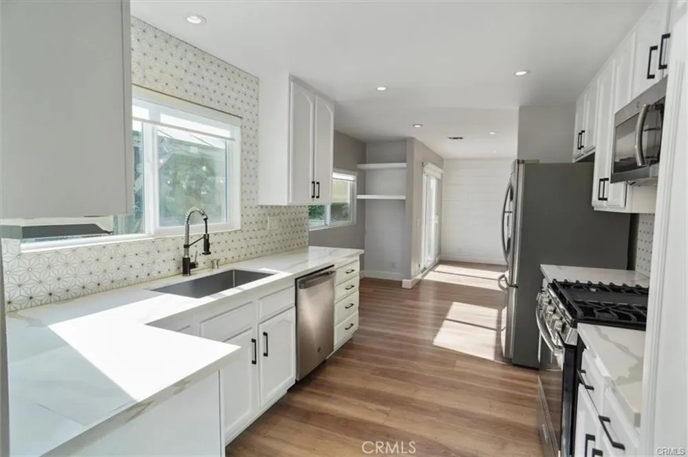 23118 Tupelo Ridge Valencia, CA 91354