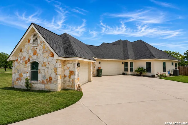 105 Abrego Crossing Floresville, TX 78114