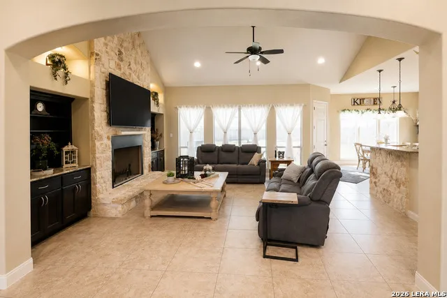 105 Abrego Crossing Floresville, TX 78114