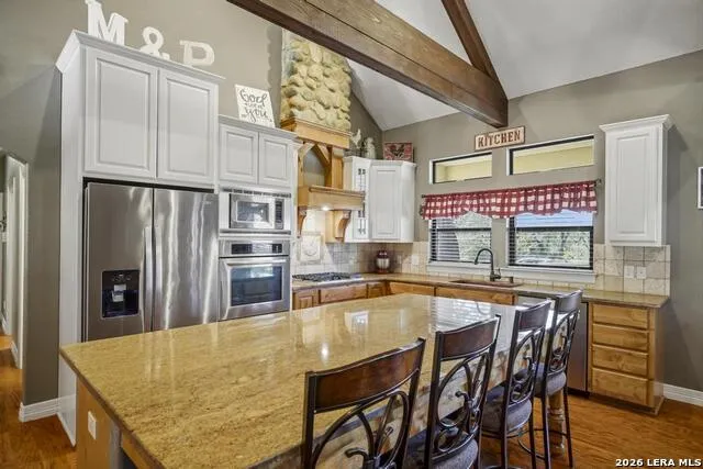 15 Post Oak Rd La Vernia, TX 78121