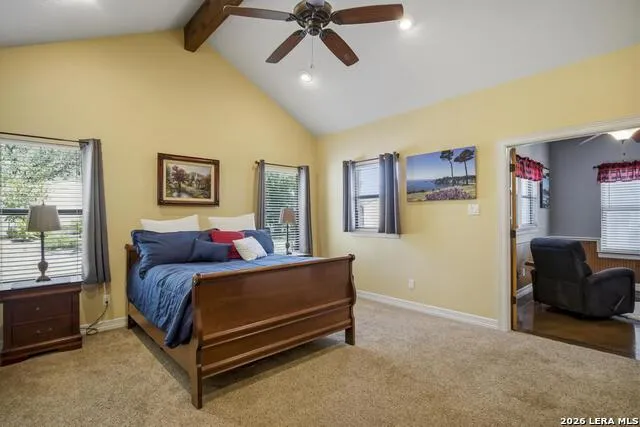15 Post Oak Rd La Vernia, TX 78121