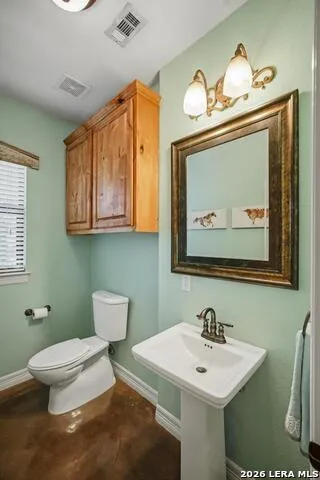 15 Post Oak Rd La Vernia, TX 78121