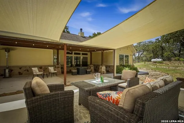 15 Post Oak Rd La Vernia, TX 78121