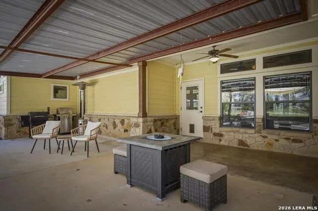 15 Post Oak Rd La Vernia, TX 78121