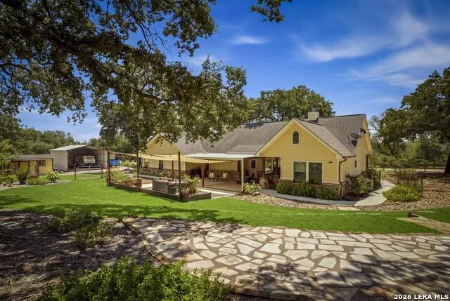 15 Post Oak Rd La Vernia, TX 78121