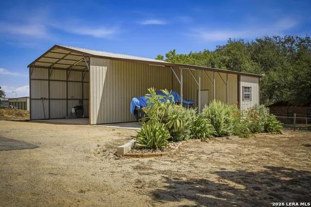 15 Post Oak Rd La Vernia, TX 78121