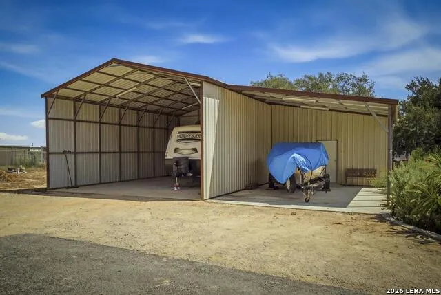 15 Post Oak Rd La Vernia, TX 78121