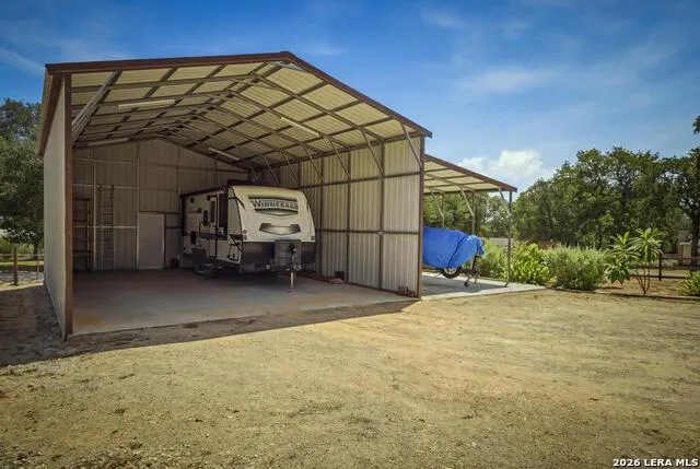 15 Post Oak Rd La Vernia, TX 78121