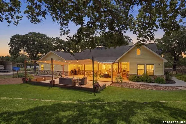 15 Post Oak Rd La Vernia, TX 78121