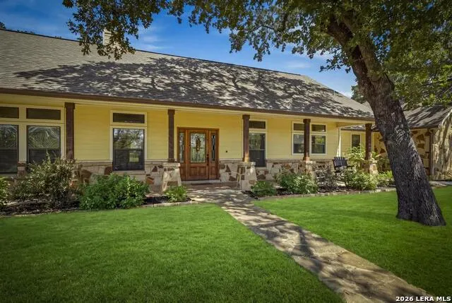 15 Post Oak Rd La Vernia, TX 78121