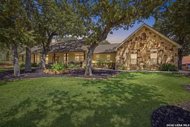 15 Post Oak Rd La Vernia, TX 78121