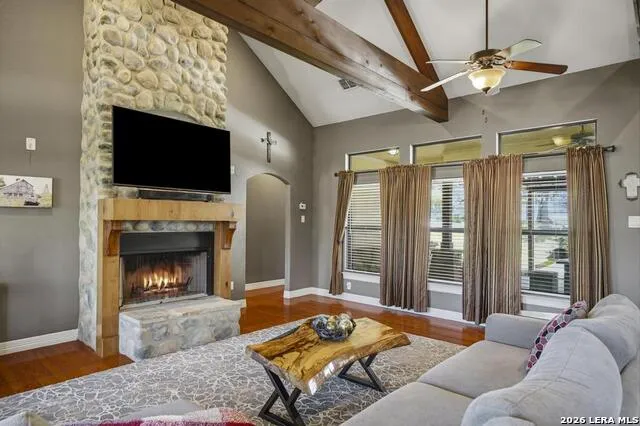 15 Post Oak Rd La Vernia, TX 78121
