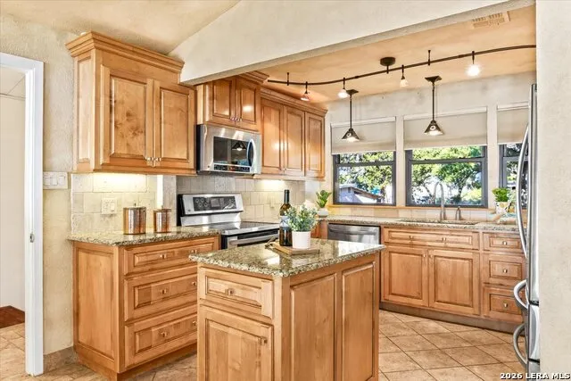 781 Lookout Dr Lakehills, TX 78063