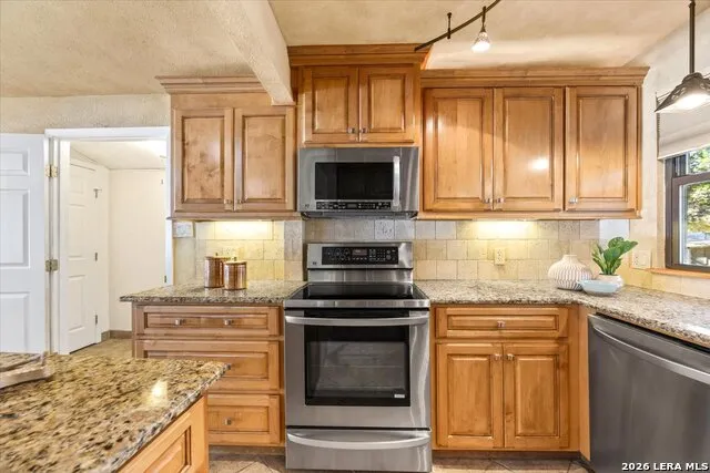 781 Lookout Dr Lakehills, TX 78063