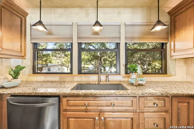 781 Lookout Dr Lakehills, TX 78063