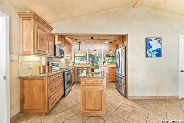 781 Lookout Dr Lakehills, TX 78063