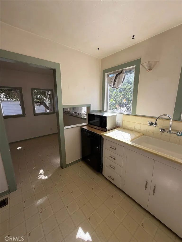 302 E 4th Ontario, CA 91764