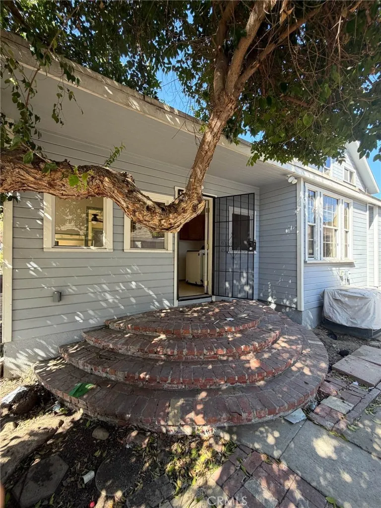 302 E 4th Ontario, CA 91764