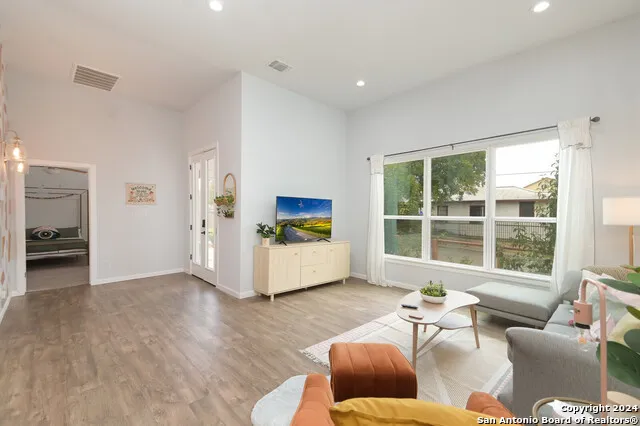 609 DAKOTA ST San Antonio, TX 78203