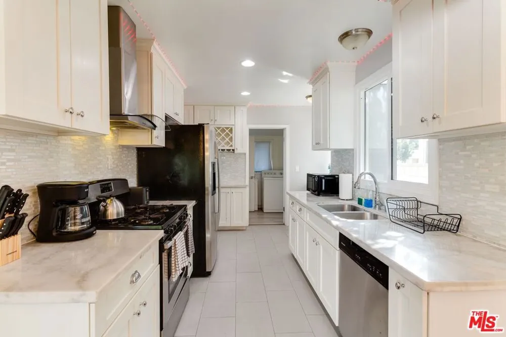7553 GARDEN GROVE AVENUE Reseda, CA 91335