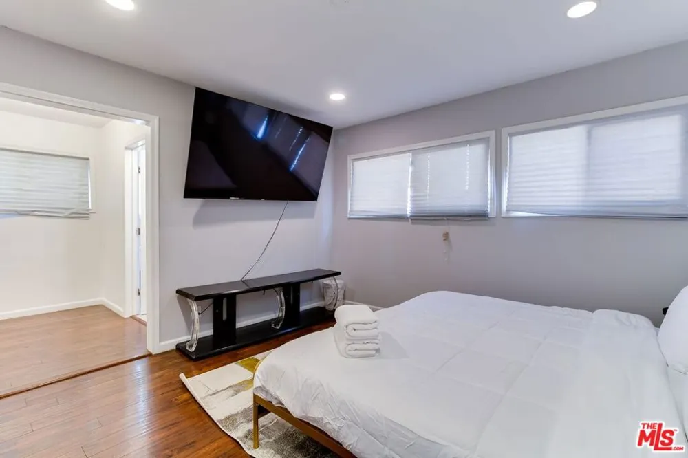 7553 GARDEN GROVE AVENUE Reseda, CA 91335
