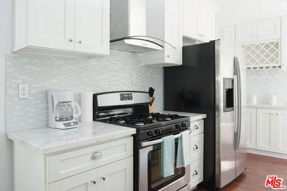 7553 GARDEN GROVE AVENUE Reseda, CA 91335