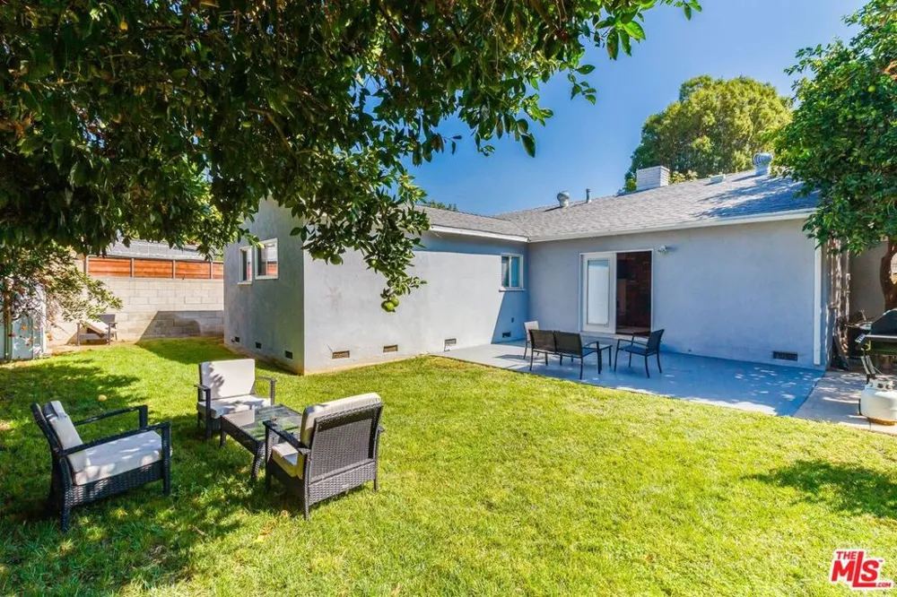 7553 GARDEN GROVE AVENUE Reseda, CA 91335