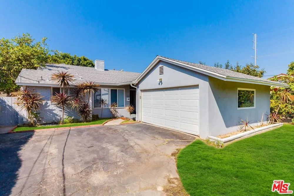 7553 GARDEN GROVE AVENUE Reseda, CA 91335