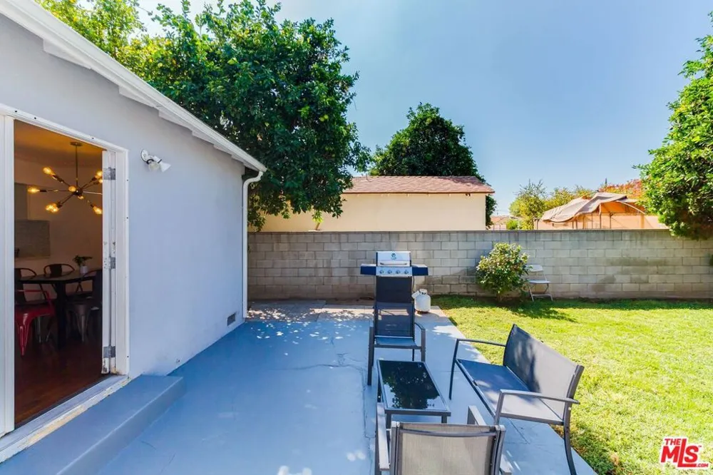 7553 GARDEN GROVE AVENUE Reseda, CA 91335
