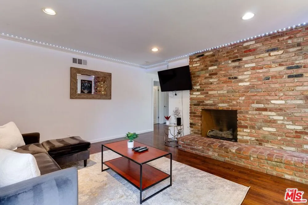 7553 GARDEN GROVE AVENUE Reseda, CA 91335