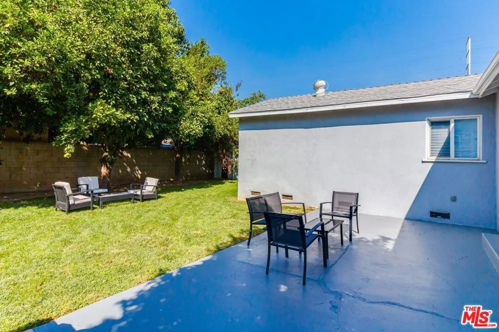 7553 GARDEN GROVE AVENUE Reseda, CA 91335