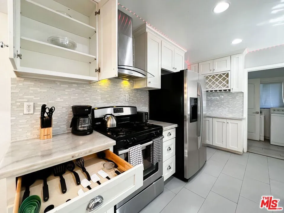 7553 GARDEN GROVE AVENUE Reseda, CA 91335