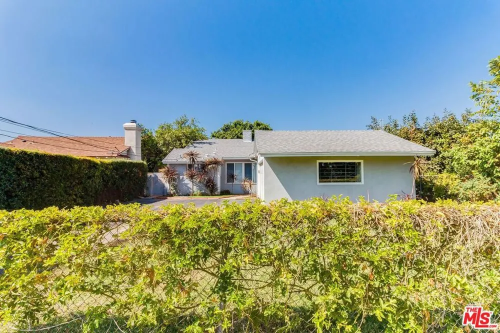 7553 GARDEN GROVE AVENUE Reseda, CA 91335