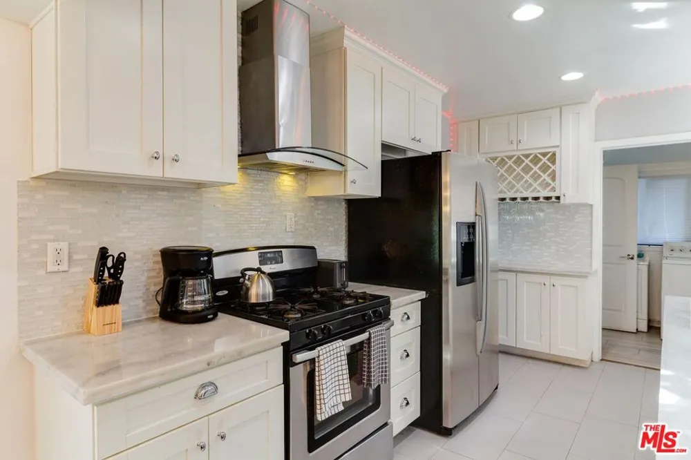 7553 GARDEN GROVE AVENUE Reseda, CA 91335