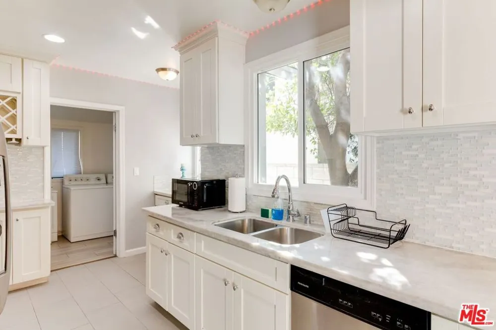 7553 GARDEN GROVE AVENUE Reseda, CA 91335
