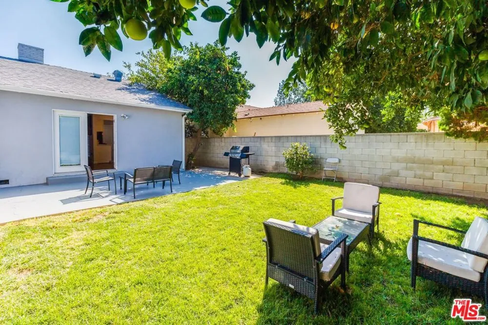 7553 GARDEN GROVE AVENUE Reseda, CA 91335