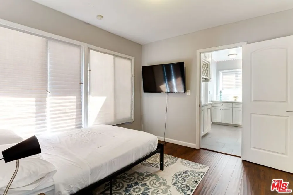 7553 GARDEN GROVE AVENUE Reseda, CA 91335