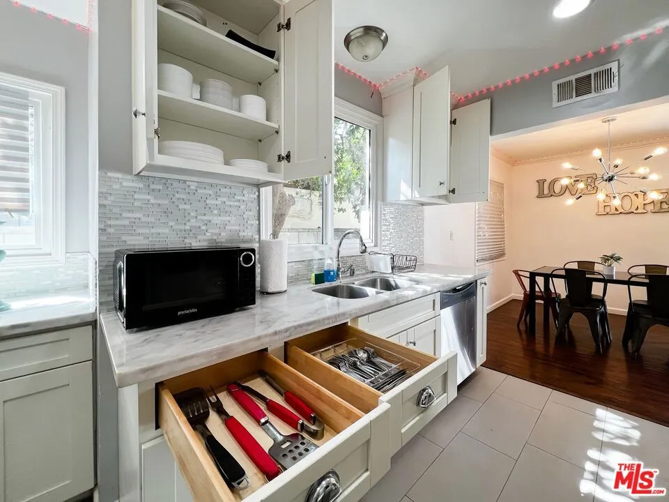 7553 GARDEN GROVE AVENUE Reseda, CA 91335