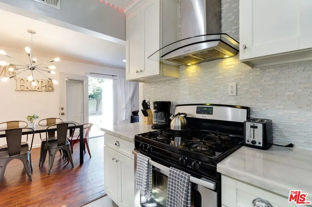 7553 GARDEN GROVE AVENUE Reseda, CA 91335