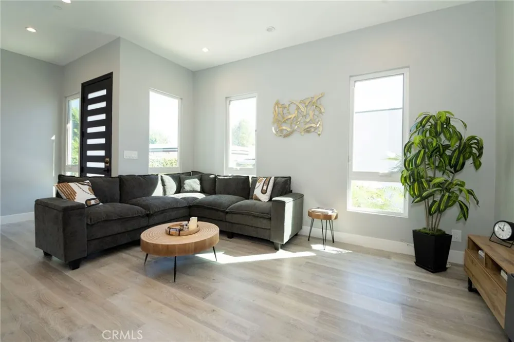 5849 Shirley Tarzana, CA 91356