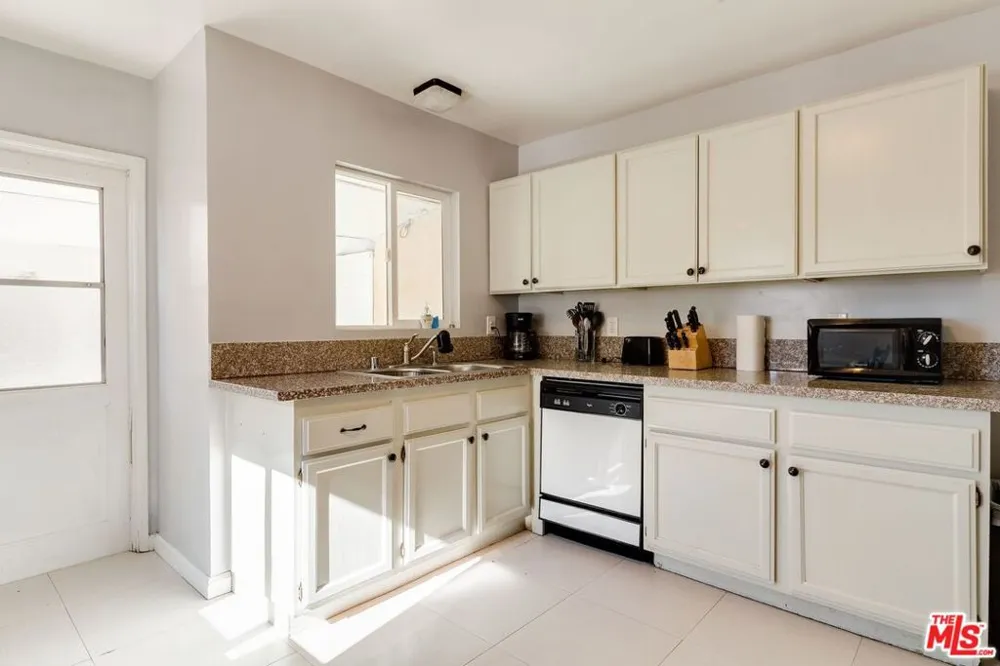 6659 AMIGO AVENUE Reseda, CA 91335