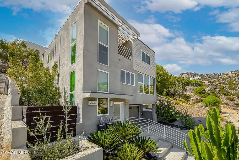 9595 Dennis Way Chatsworth, CA 91311