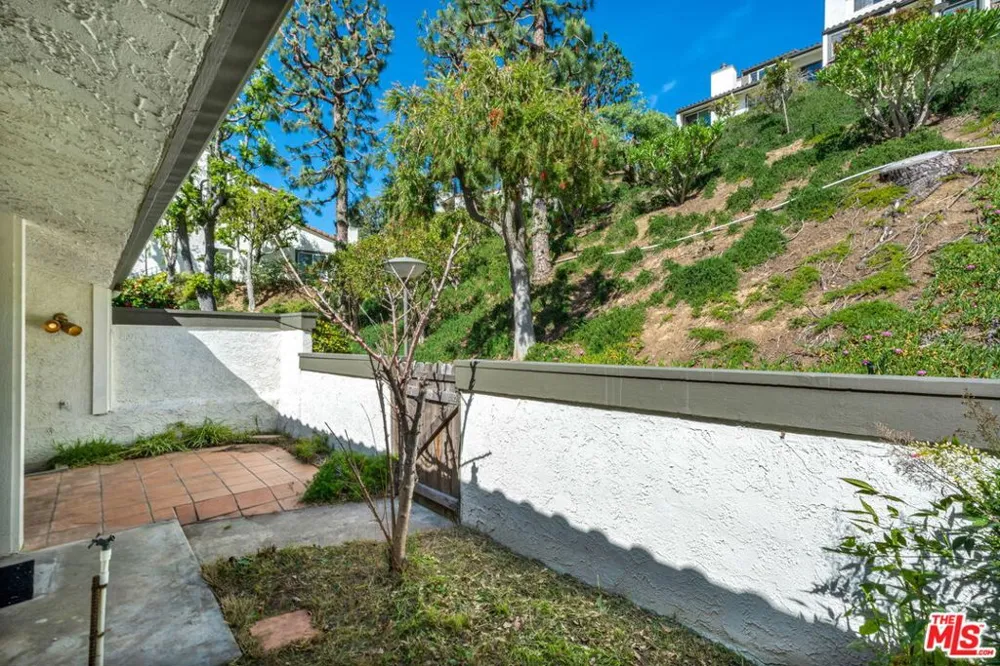 17105 Palisades Circle Pacific Palisades, CA 90272