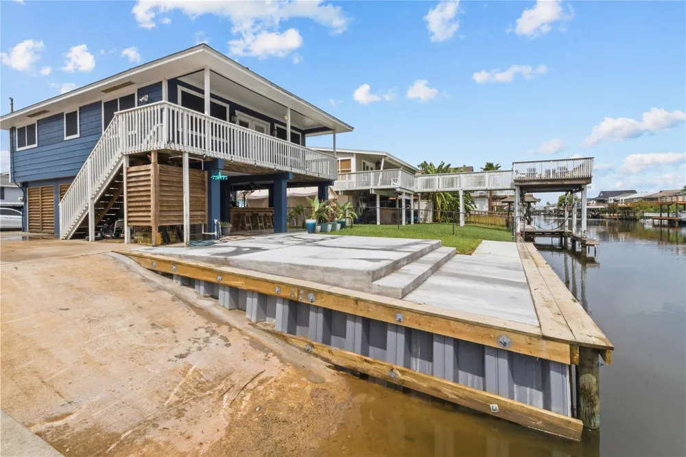 250 Barracuda Street Bayou Vista, TX 77563