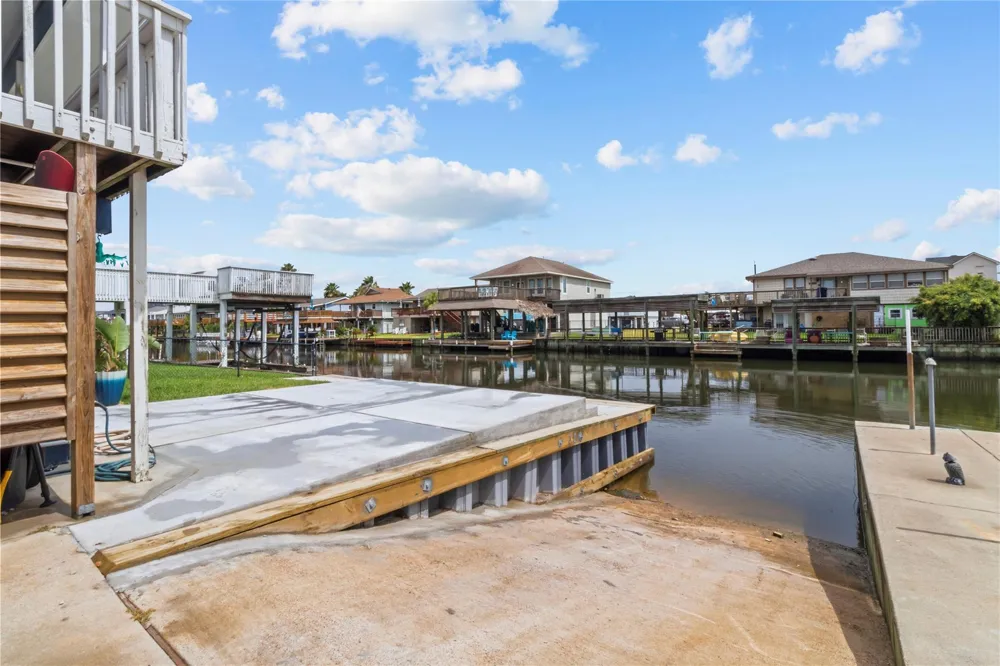 250 Barracuda Street Bayou Vista, TX 77563