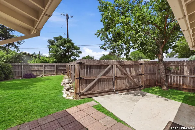 110 EASTLEY DR San Antonio, TX 78217